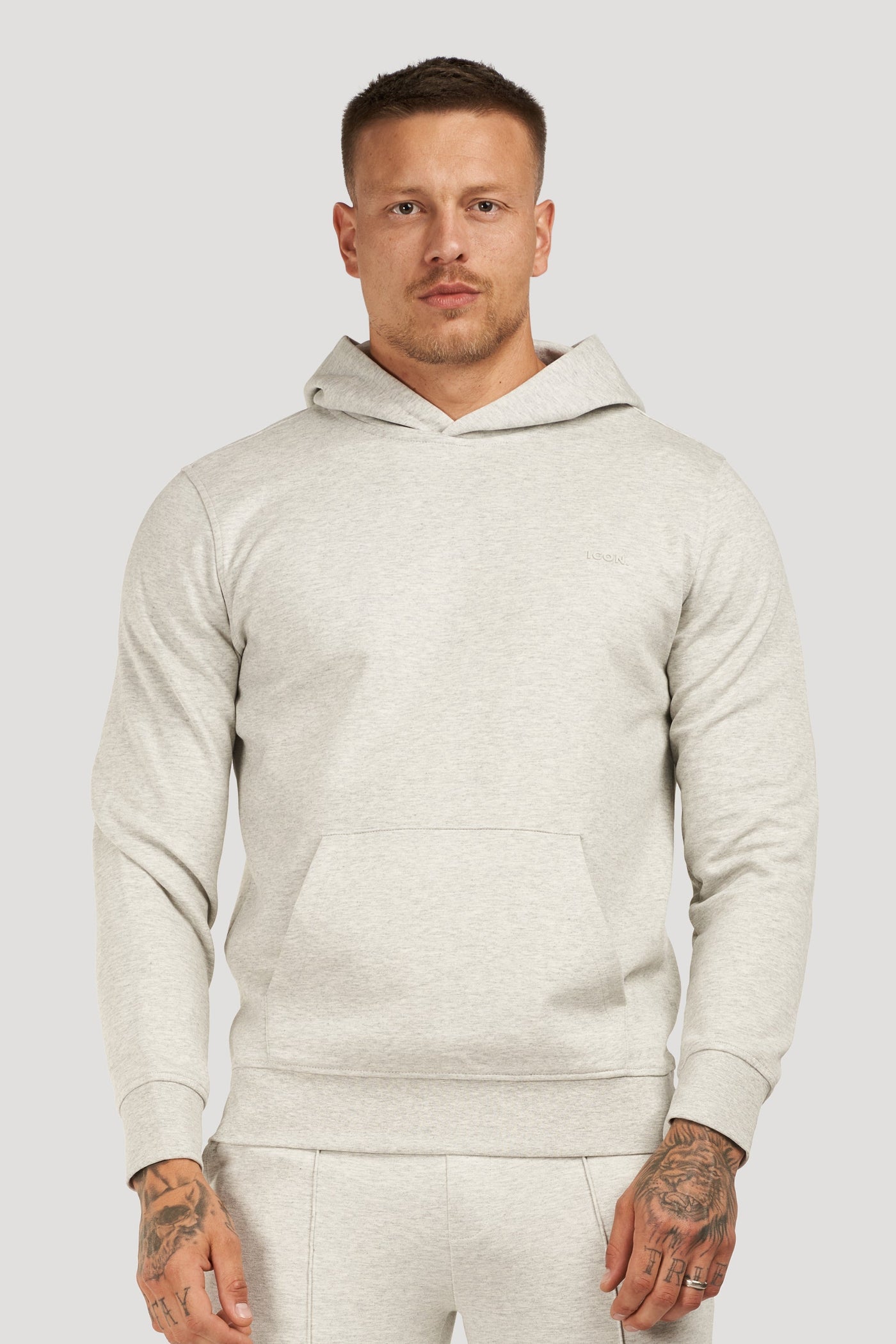 LE SWEAT À CAPUCHE ATHLÉTIQUE