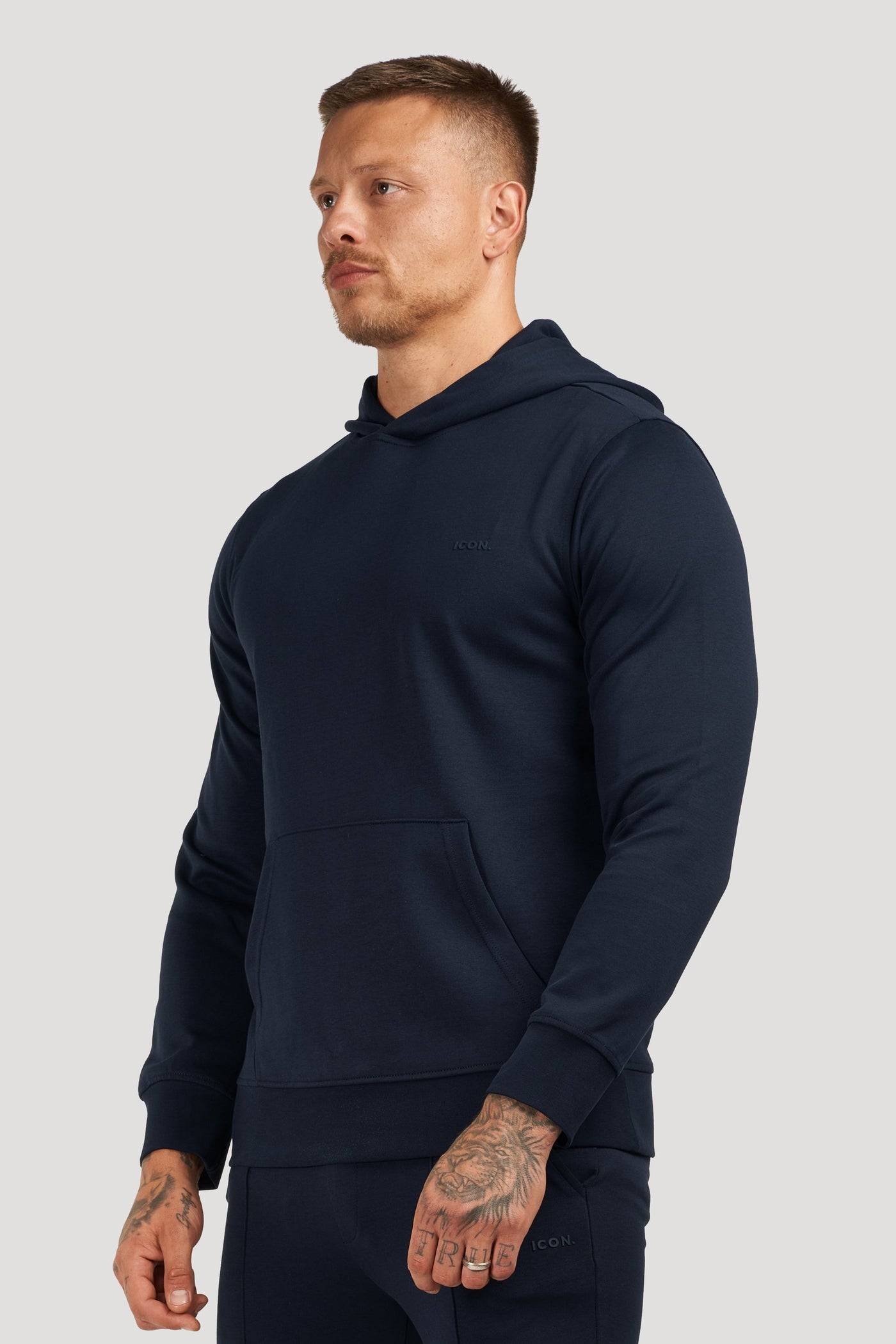 LE SWEAT À CAPUCHE ATHLÉTIQUE