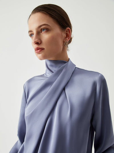 Chemise en satin à col roulé plissé asymétrique 