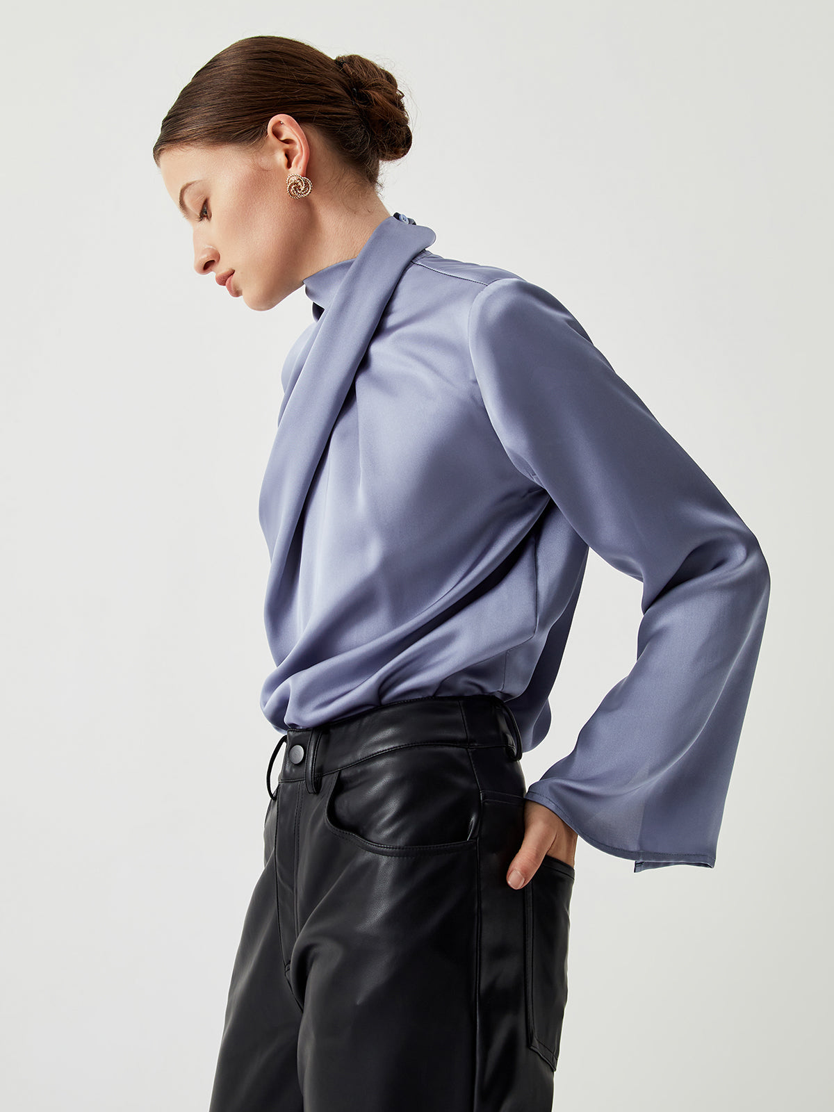 Chemise en satin à col roulé plissé asymétrique 