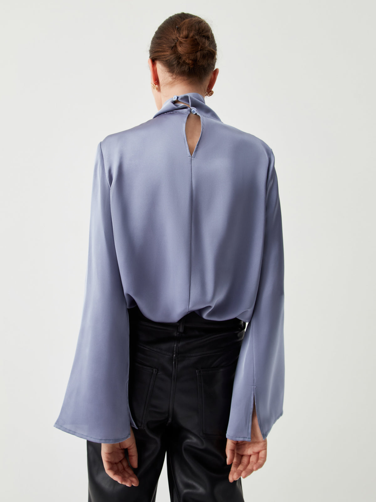 Chemise en satin à col roulé plissé asymétrique 