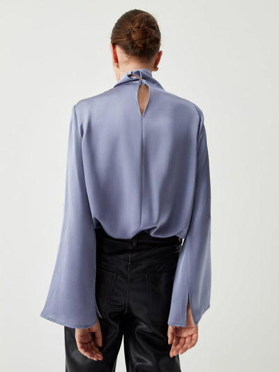 Chemise en satin à col roulé plissé asymétrique 