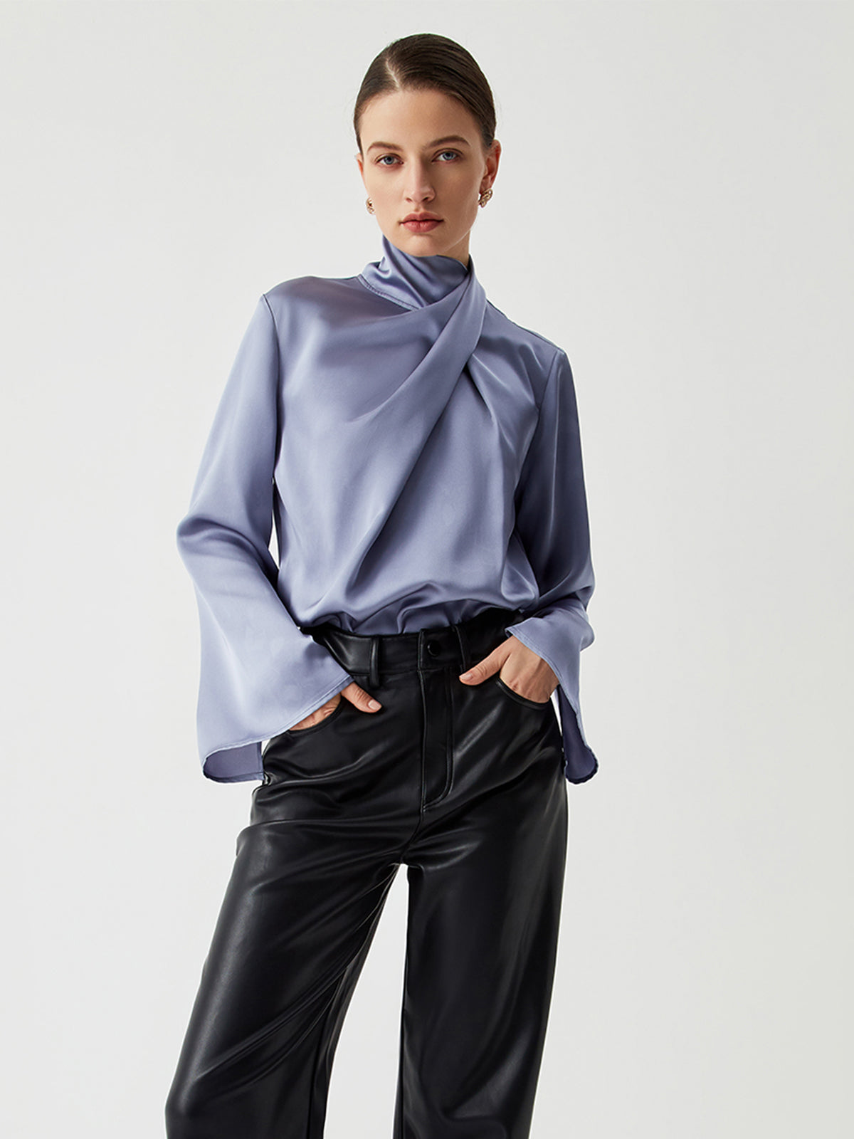 Chemise en satin à col roulé plissé asymétrique 