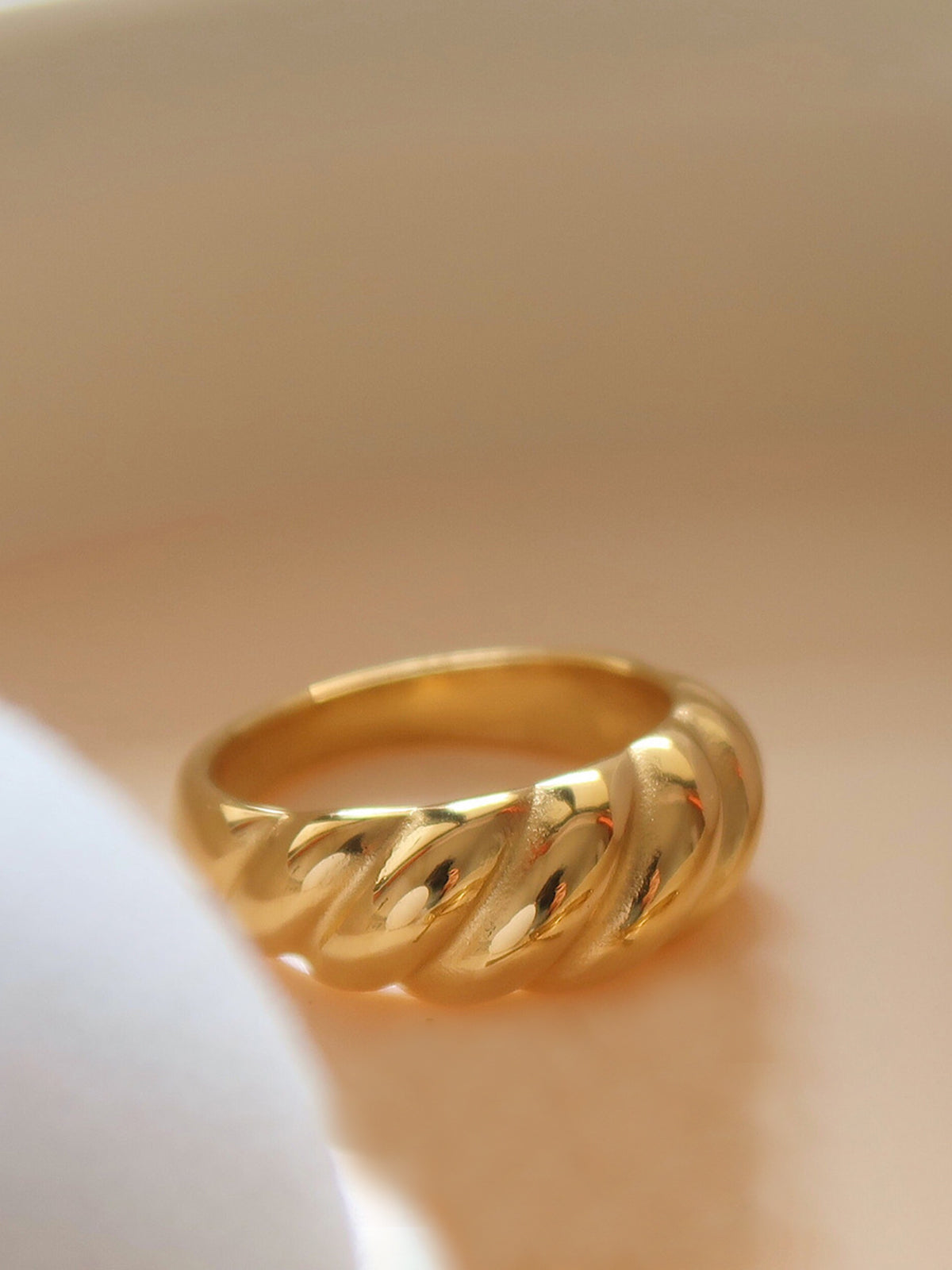 AMARE Bague Croissant Motif Chanvre Plaqué Or 18K Acier Titane