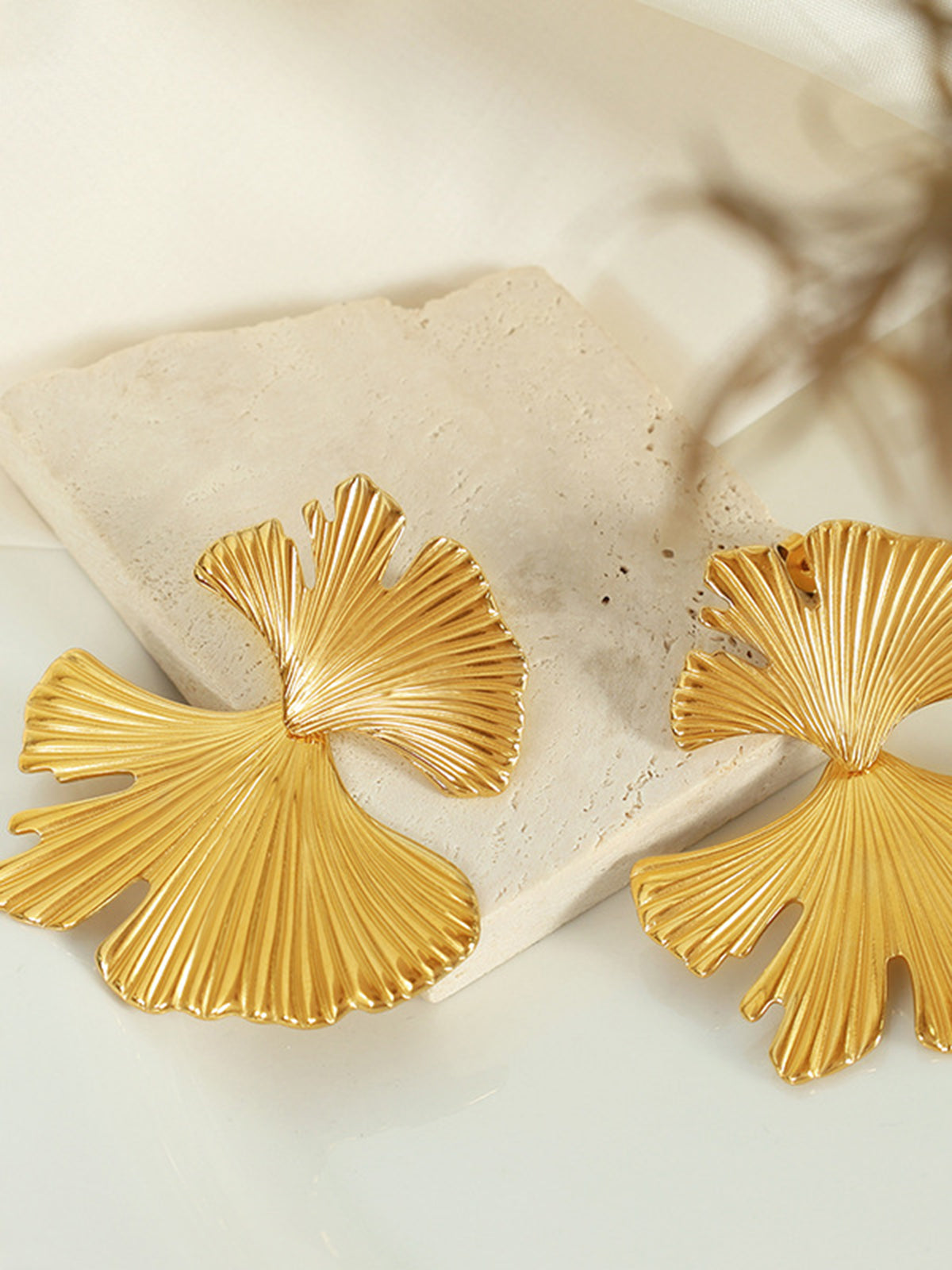 AMARE Boucles d'Oreilles Pendantes à Design Ripple Feuille de Ginkgo