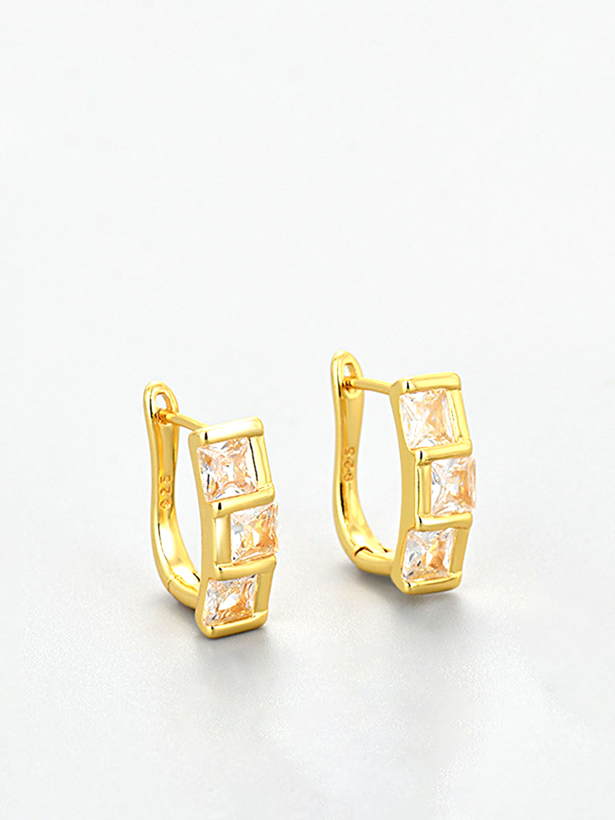 AMARE Boucles d'Oreilles Huggie Carrées Élégantes en Zircon