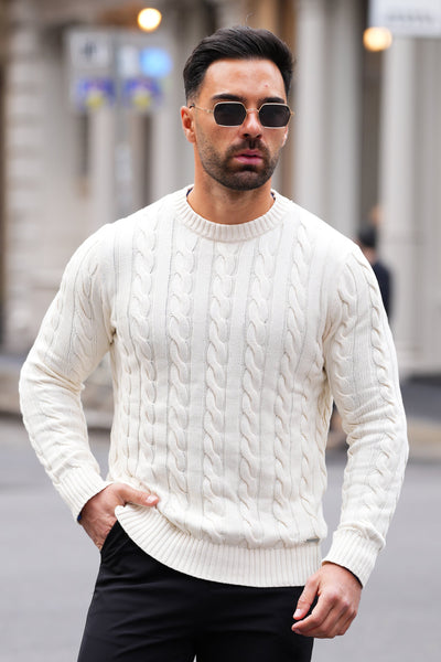 LE PULL À COL RAS DU COU EN MAILLE TORSADÉE